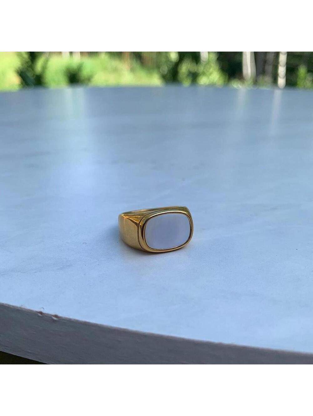 Boho Minimalist Y2k style Gold and white opal ring. Size 8. Stainless steel - Picture 2 of 8